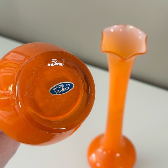 Pair of vintage orange cased vases - Picture 8 of 10